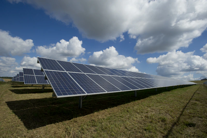 Polje solarnih panela — energetski učinkovit temelj oblaka